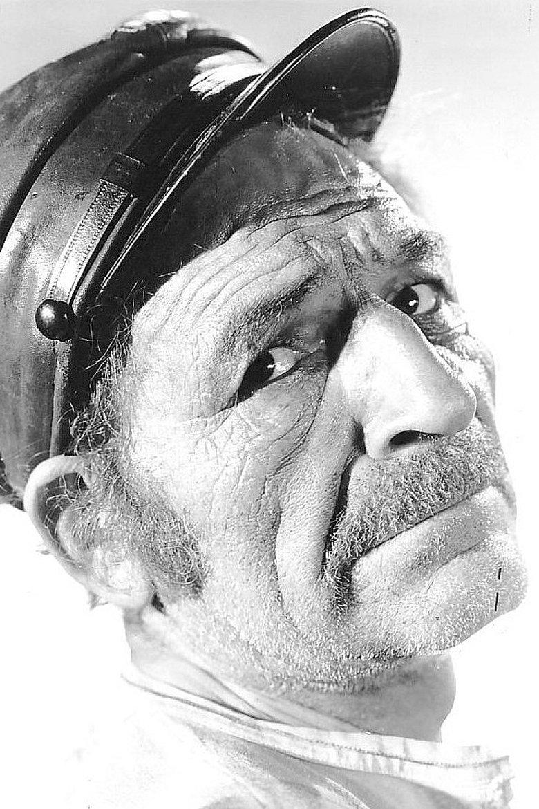 Newsreel Man (uncredited)