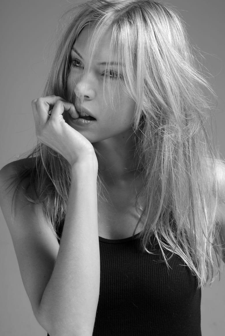 Blond in Bar