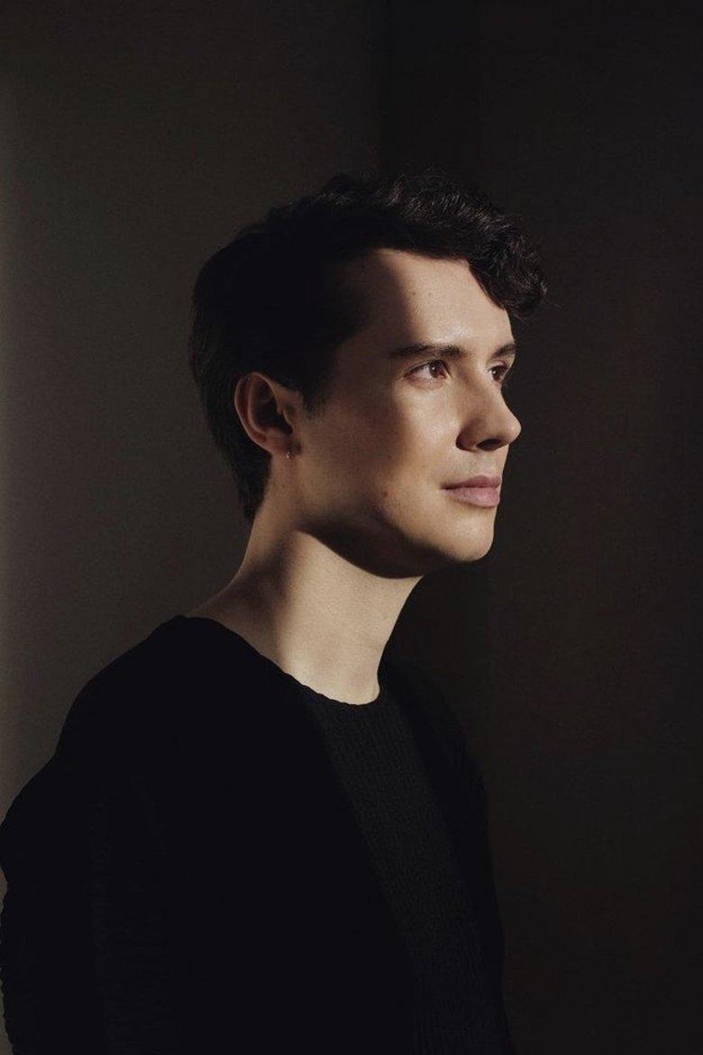 Male Technician #1 (voice) (uncredited)
