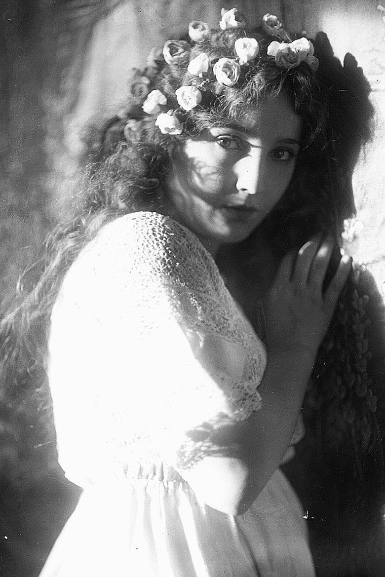 Townswoman (uncredited)